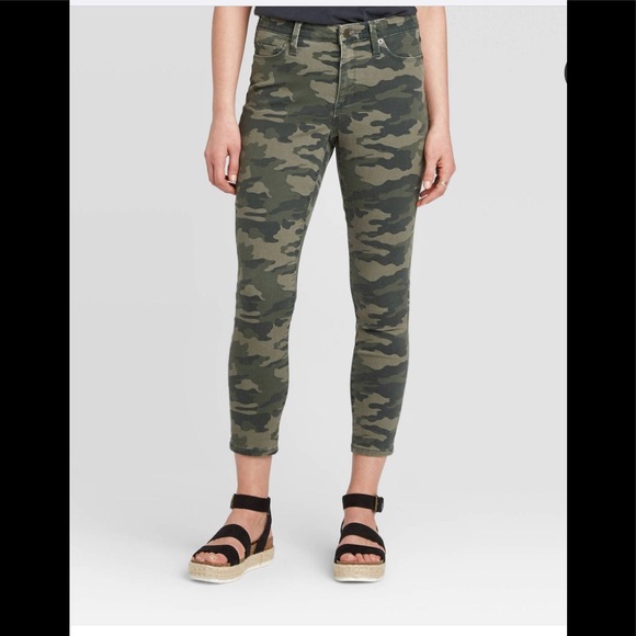 NWT Universal Threads Highrise Skinny Crop - Picture 2 of 8